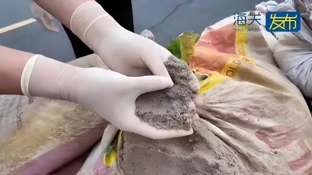 申报为大豆，如皋海关在一集装箱中查获约6吨沙土