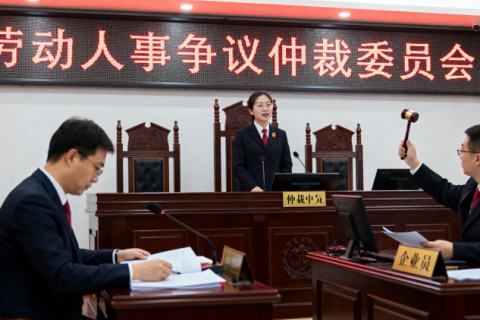 求律师支招：工作30年被强制转劳务派遣，拒绝一年一签后遭终止，我该如何维权要赔偿？